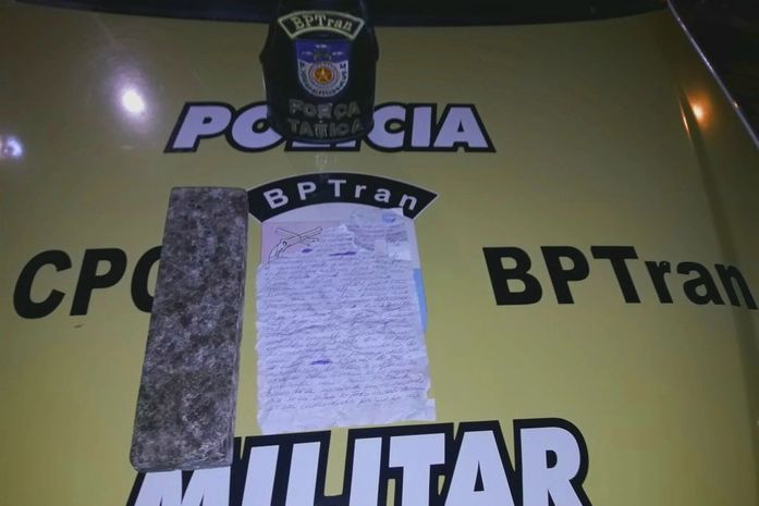 Tablete de maconha e carta escrita no sistema prisional foram apreendidas pela polícia.