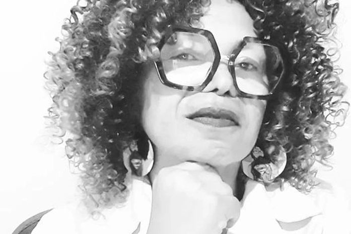 Que tal a gente conversar um bocadinho sobre Letramento Racial? Topa? Então se inscreve, no link, e acompanha a programação da SEMED, na Bienal.