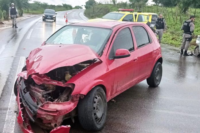 Colisão frontal entre dois carros deixa vítimas feridas na AL-115