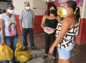 Educação de Penedo entrega kits de alimentação escolar para os alunos da Escola Municipal Barão de Penedo