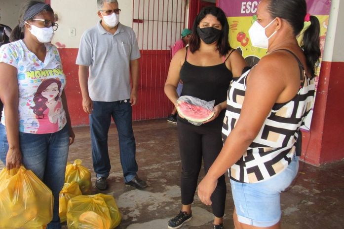 Educação de Penedo entrega kits de alimentação escolar para os alunos da Escola Municipal Barão de Penedo