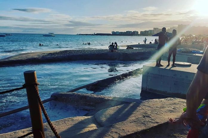 Defronte ao esgoto que esgota diretamente na praia de Ponta Verde tem um parquinho infantil edificado pela prefeitura de Maceió.
