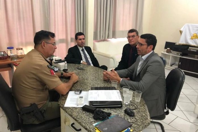 Prefeito de Limoeiro solicita reforços da Polícia Militar para combate a assaltos na região