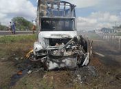 Bombeiros atuaram para apagar fogo do caminhão