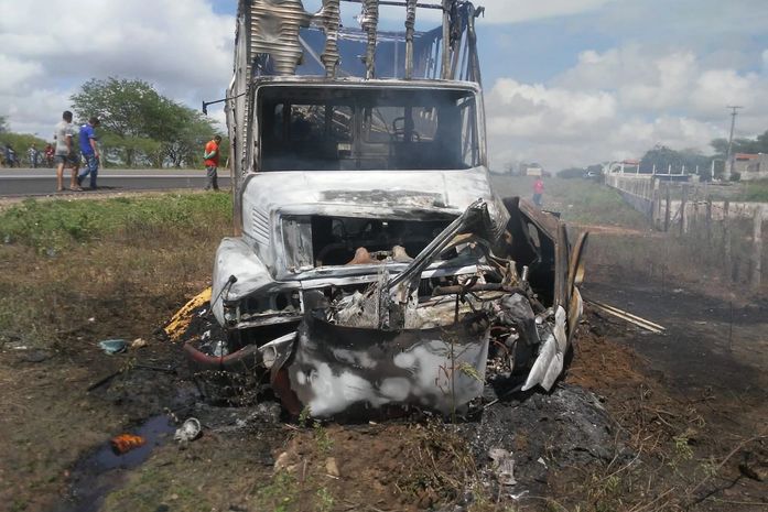 Bombeiros atuaram para apagar fogo do caminhão
