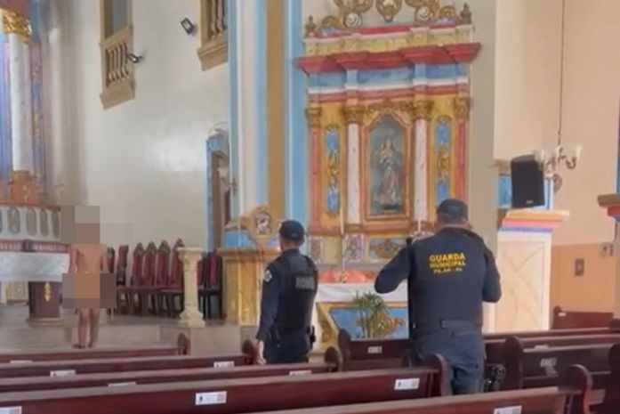 Homem com tornozeleira eletrônica é visto nu em via pública e entra em igreja no Pilar