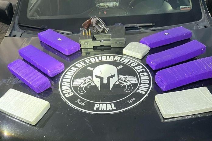Companhia de Choque apreende uma arma de fogo e oito quilos de drogas em residência, na Santa Amélia