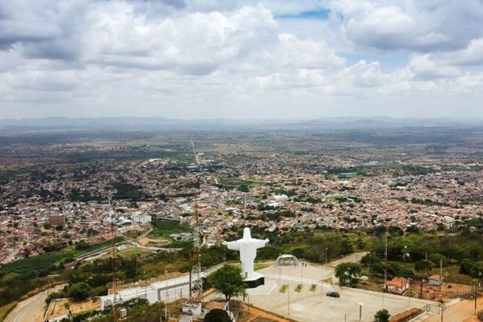Motociclista perde equilíbrio, bate em ônibus e é internado em Palmeira dos Índios