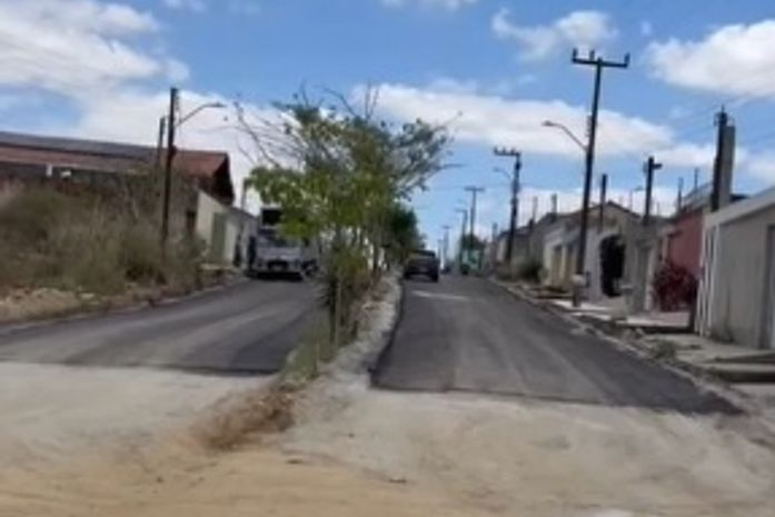 Luciano Barbosa mostra obras de pavimentação no bairro Zélia Barbosa