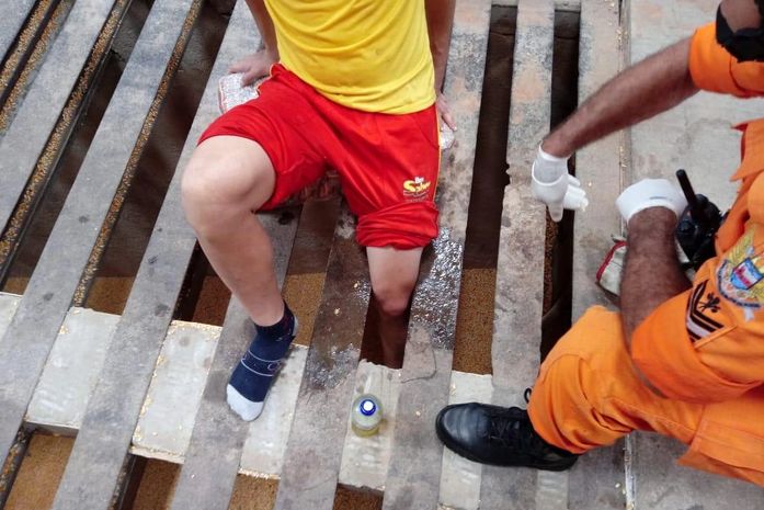 Homem ficou com o pé preso entre as duas barras de ferro