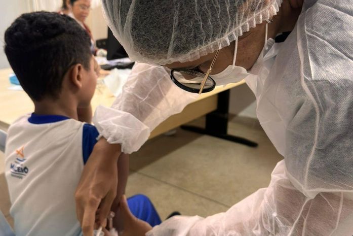 Estudantes de 10 a 14 anos de escolas municipais são vacinados contra a dengue em Maceió