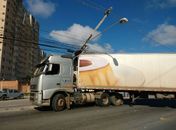 Carreta derrubou poste na Via Expressa
