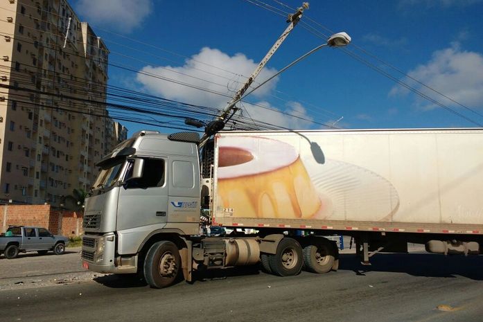 Carreta derrubou poste na Via Expressa