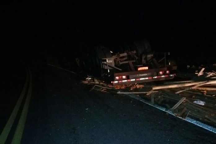 Caminhão tombou por volta das 23h deste domingo, 03