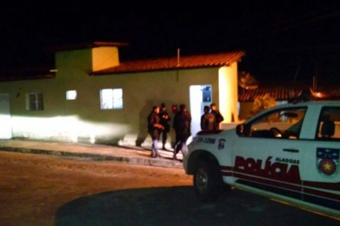 Residência foi alvejada por vários disparos