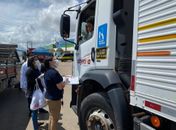 Prefeitura de Arapiraca faz ação integrada com orientação e distribuição de kits de higiene para caminhoneiros