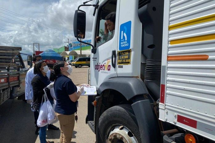 Prefeitura de Arapiraca faz ação integrada com orientação e distribuição de kits de higiene para caminhoneiros