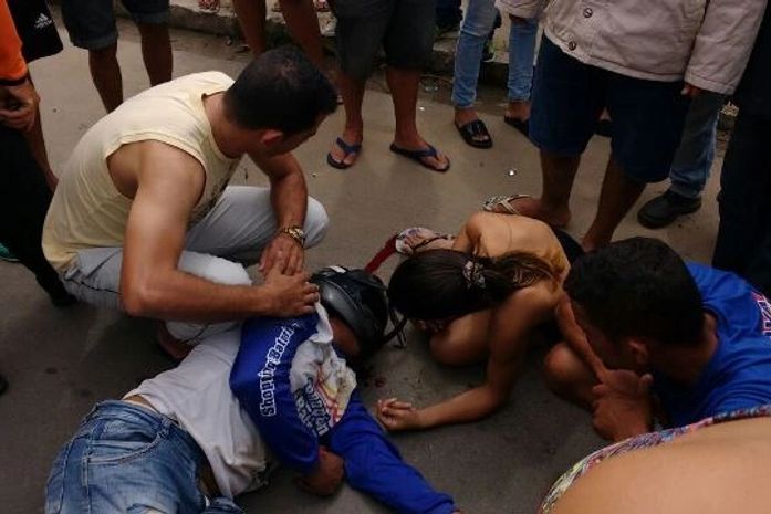 Homem sofre acidente após empinar motocicleta