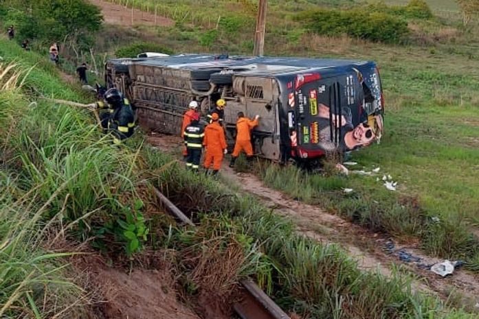 Ônibus da banda de Devinho Novaes