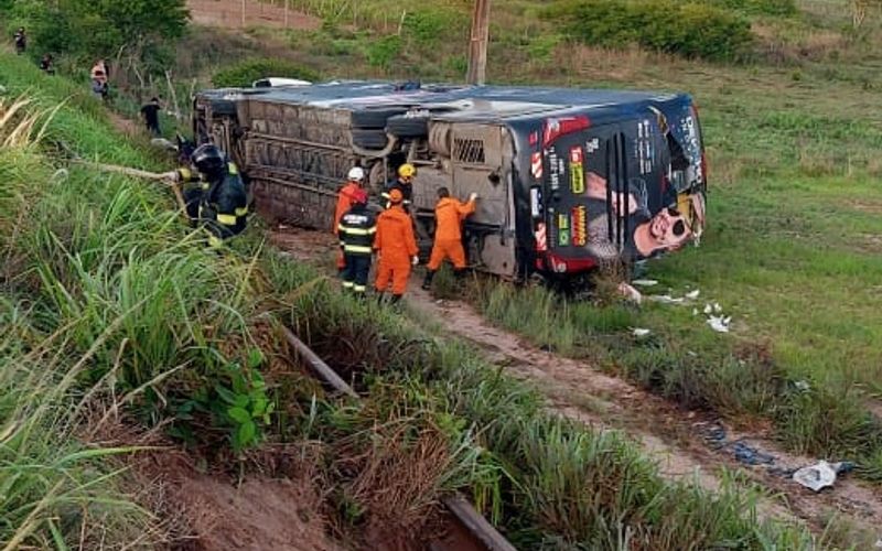 Ônibus da banda de Devinho Novaes