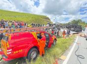 Acidente com carreta deixa motorista preso às ferragens e interdita BR-101, em Novo Lino 