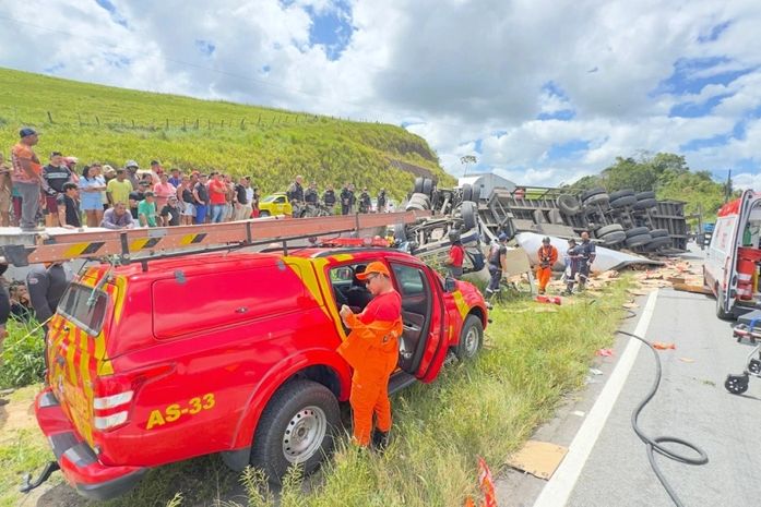 Acidente com carreta deixa motorista preso às ferragens e interdita BR-101, em Novo Lino