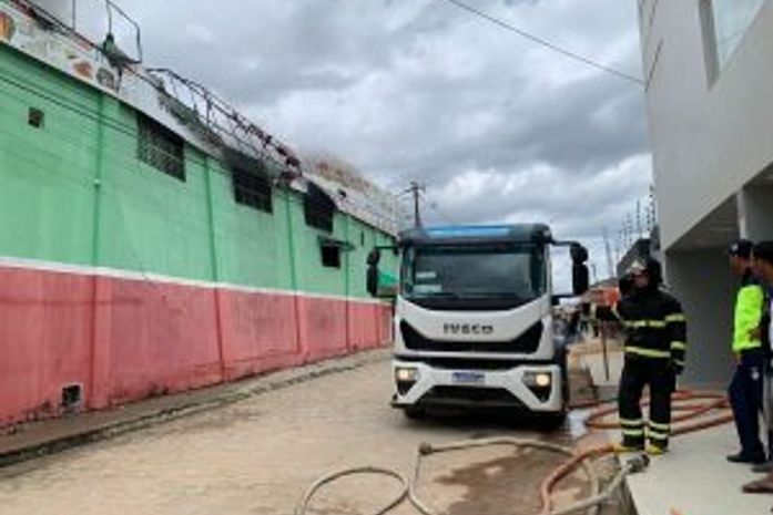 Prefeitura de Arapiraca envia equipes e viaturas para ajudar no combate a incêndio no bairro Boa vista