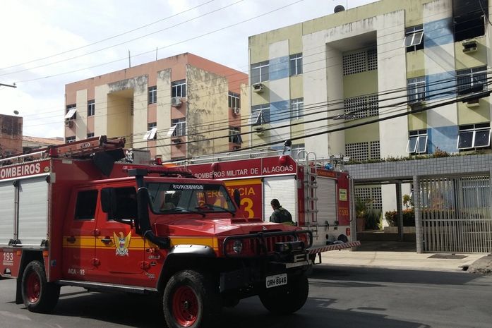 Fogo se alastra e destrói cômodo de apartamento na Ponta Verde