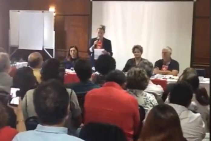 Gleisi Hoffmann durante leitura da carta de Lula no Diretório do PT, em Curitiba