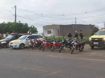 Polícia flagra racha entre motociclistas e apreende adolescentes durante perseguição