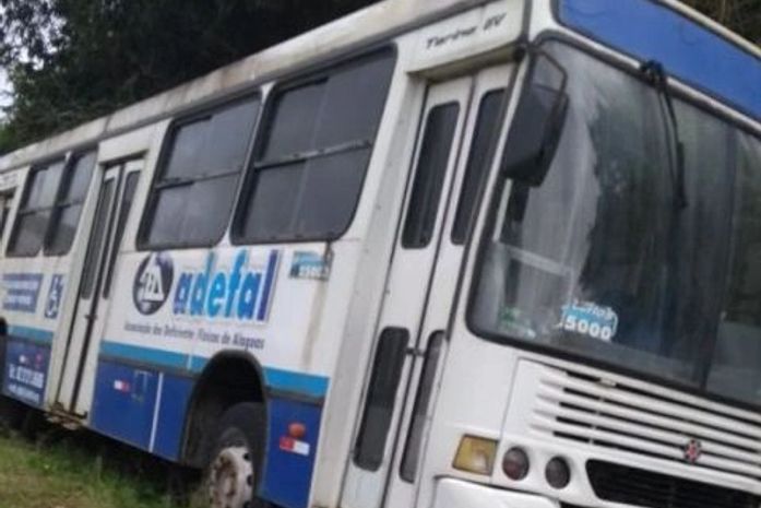 Ônibus que estava abandonado volta a circular com deficientes físicos