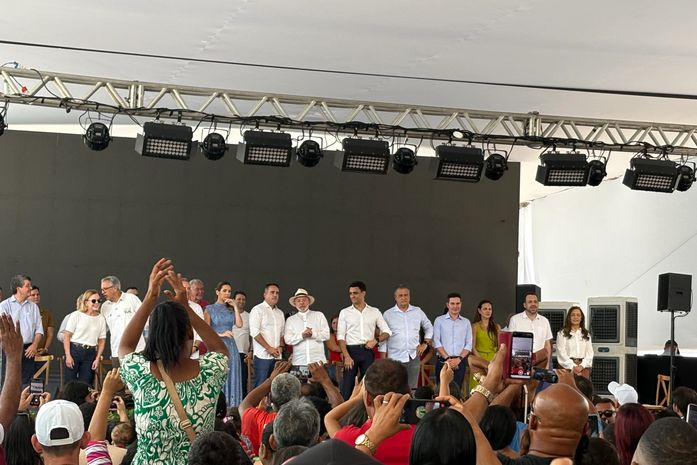 Paulo Dantas exalta Lula e diz que faz “política do diálogo” em cerimônia de entrega de moradias
