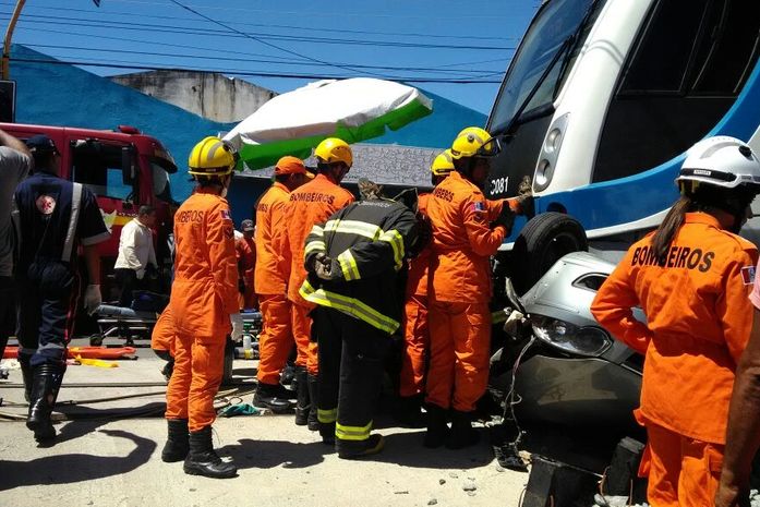 Bombeiros trabalham na retirada das vítimas de acidente