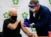 Biden toma 2ª dose da vacina contra a Covid-19