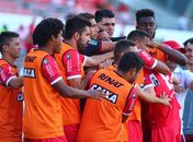 Jogadores do CRB comemoram.