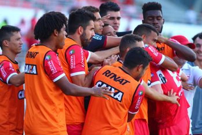 Jogadores do CRB comemoram.