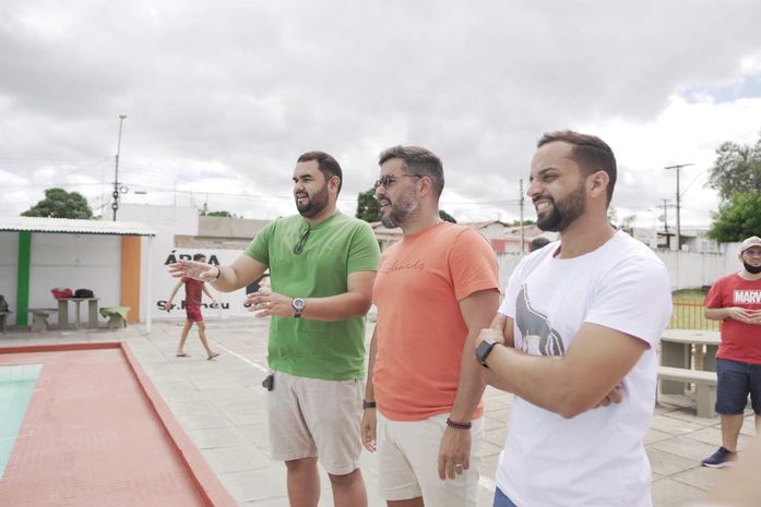 Prefeito e secretário participam da reinauguração da piscina semiolímpica