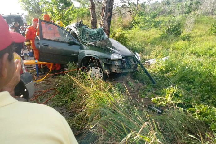 Colisão deixa dois jovens mortos e quatro feridos na Al-101 Sul em Penedo