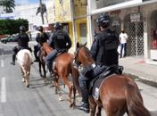 Militares do policiamento montado do 3º BPM estão reforçando as ações no Centro de Arapiraca