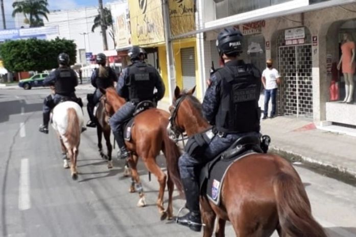 Militares do policiamento montado do 3º BPM estão reforçando as ações no Centro de Arapiraca