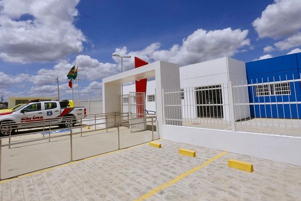 Homem incendeia casa, ameaça companheira de morte e foge com filho em Igaci