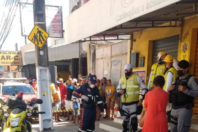 Homem é morto a tiros enquanto caminhava com esposa no Jacintinho