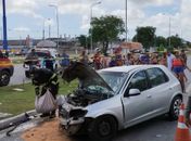 Duas pessoas são resgatadas das ferragens de veículo após colisão contra poste na parte alta de Maceió