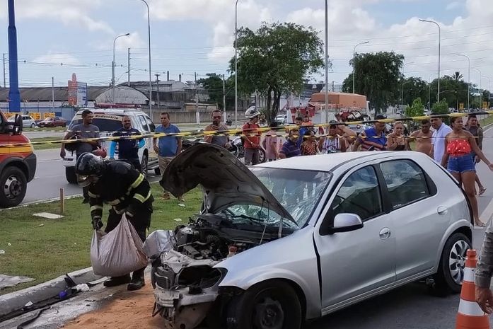 Duas pessoas são resgatadas das ferragens de veículo após colisão contra poste na parte alta de Maceió