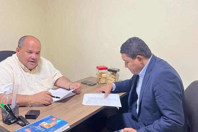 Prefeito de Palmeira e secretário de Estado discutem série de ações na área da Saúde para o município