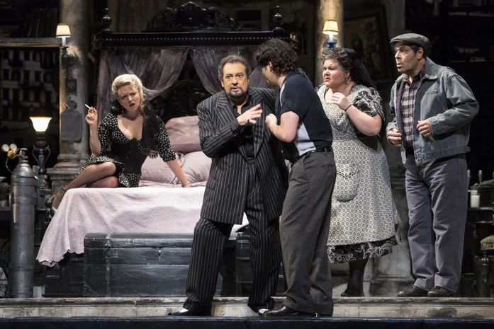 A primeira ópera apresentada chama-se 'Gianni Schicchi' e teve direção de Woody Allen