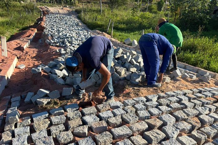 Prefeito Allan de Jesus da inicio as obras de pavimentação na Fazenda Desterro