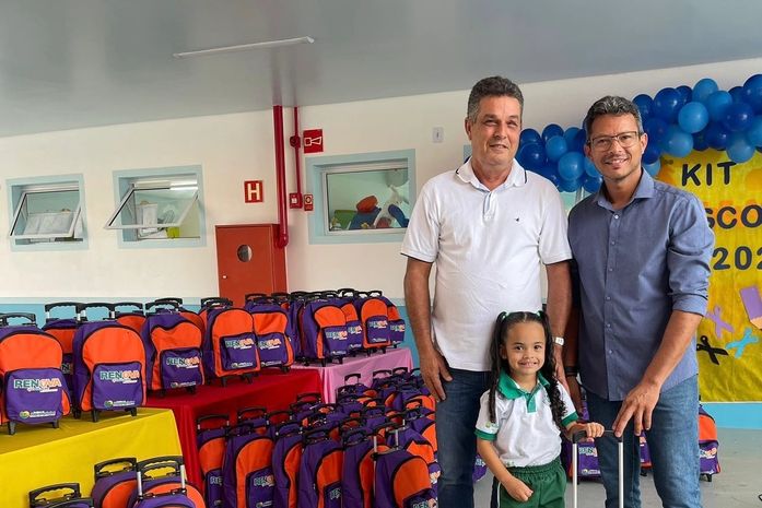 Prefeitura de Branquinha entrega kits escolares aos estudantes da rede municipal
