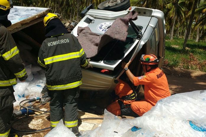 Caminhão tombou no Litoral Sul