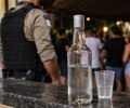 Responsável por estabelecimento é presa após PM flagrar adolescente consumindo bebida alcoólica na Praia do Francês